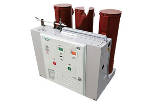 vs1戶內(nèi)真空斷路器具備滅弧電壓低、滅弧能力強(qiáng)、分?jǐn)嗨俣瓤?、開斷容量大、使用期長、適應(yīng)頻繁操作等特性，在供電系統(tǒng)中逐漸替代了其他類型開關(guān)，獲得了普遍的運(yùn)用。但真空斷路器在開斷過程中會形成過電壓，若在運(yùn)作中錯誤操作，也會導(dǎo)致斷路器發(fā)生爆炸等事故，給生產(chǎn)安全帶來重大影響。因而需根據(jù)過電壓的類型采取相應(yīng)的措施，以降低過電壓的形成和減少過電壓的數(shù)值，除真空斷路器生產(chǎn)制造工藝層面的問題外，能夠加裝保護(hù)器以更改負(fù)荷參數(shù)，進(jìn)而達(dá)到目地。
